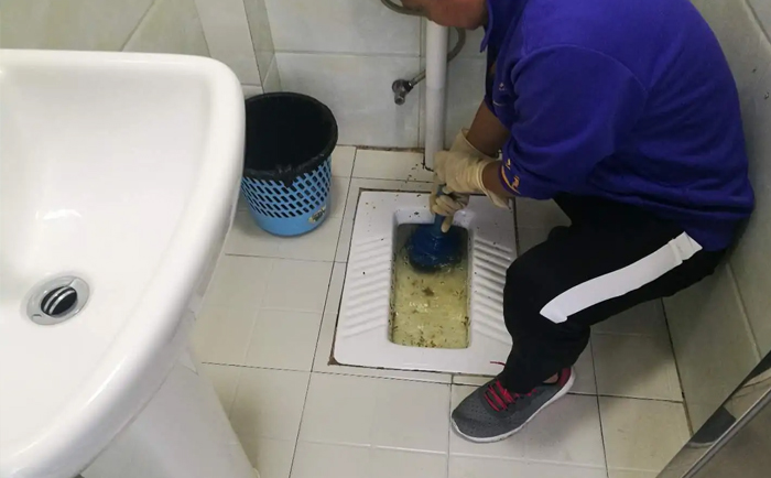 后湖管理区疏通蹲坑