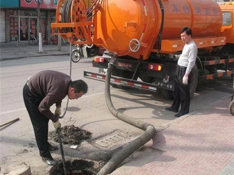 后湖管理区清掏化粪池，健康生活从这里开始